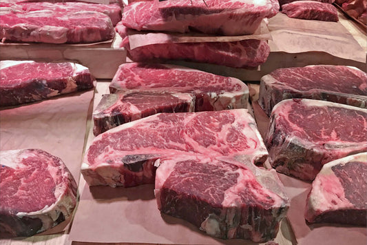 Carnes dry aged sobre uma tábua