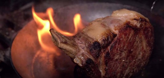 Dry aged grelhado em uma frigideira com fogo brando