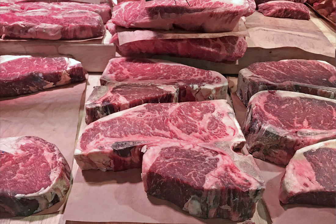 Carnes dry aged sobre uma tábua