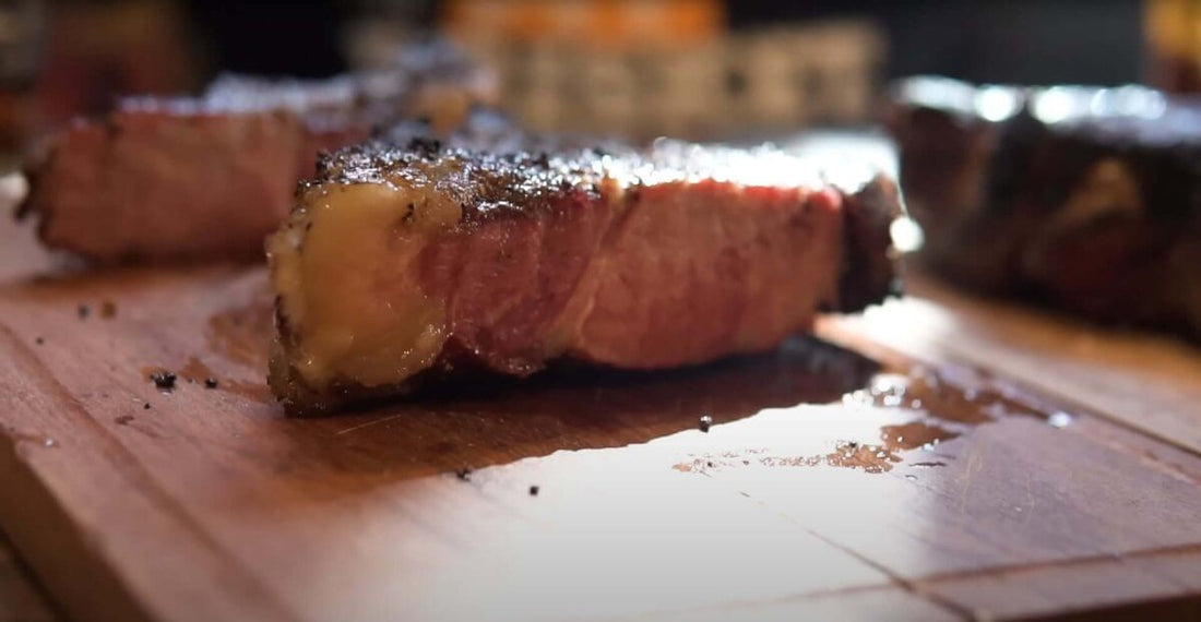 carne dry aged pronta para consumo sobre uma tábua de carne