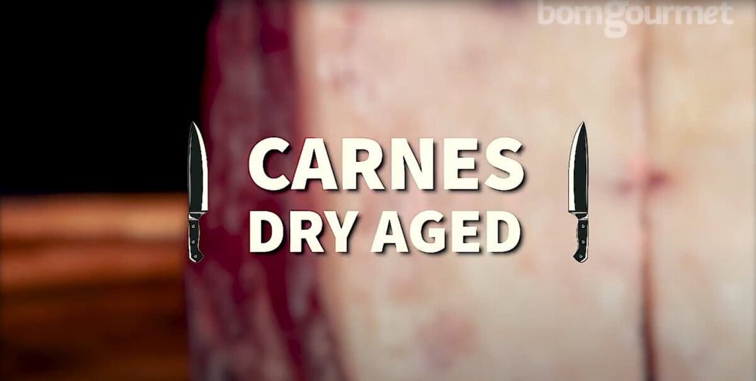 Carnes dry aged escrito sobre um fundo desfocado de carne maturada